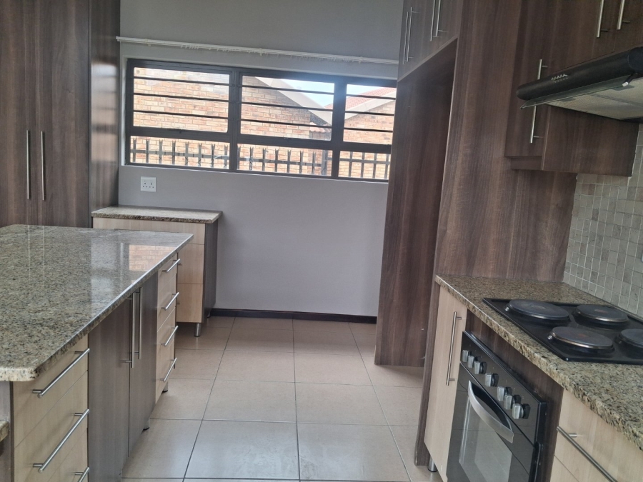 To Let 3 Bedroom Property for Rent in Hillside Free State